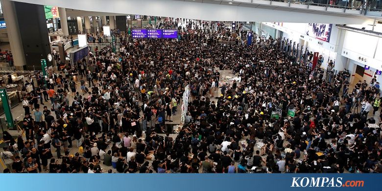 Penuhi Bandara, 1.000 Demonstran Teriakkan "Bebaskan Hong Kong"