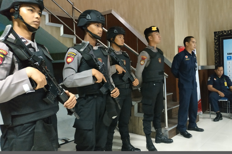 Mataram, Kompas.Com Penjagaan aparat  kepolisian bersenjata lengkap da nsecurity Kantor Imigrasi Mataram, menjaga lokasi menuju ruangan yang digeledah KPK, Rabu sore (29/5/2019)
