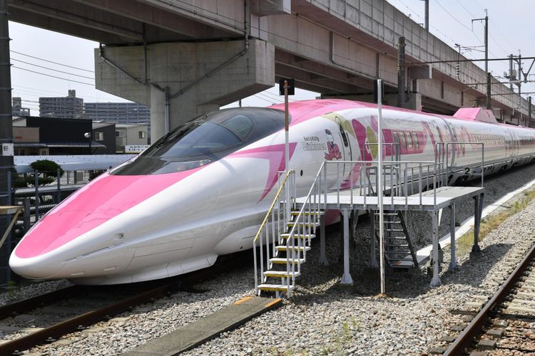 Kereta Shinkansen bertema Hello Kitty akan memulai perjalanan perdananya pada Sabtu (30/6/2018) waktu setempat.