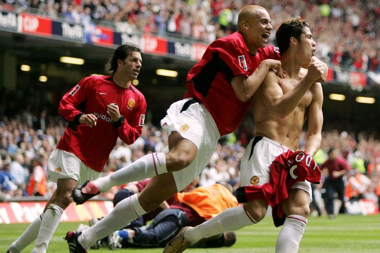 Cristiano Ronaldo (kiri) merayakan golnya untuk Manchester United saat melawan Millwall pada final Piala FA di Stadion Millenium, Cardiff, 22 Mei 2004.