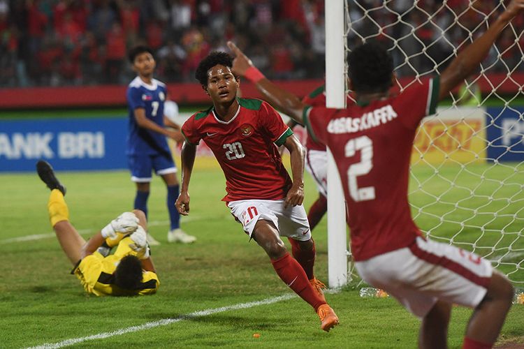 Pesepak bola Indonesia U-16 Amirudin Bagus Kahfi (tengah) melakukan selebrasi ketika berhasil mencetak gol ke gawang Filipina U-16 pada penyisihan grup A Piala AFF U-16 di Gelora Delta Sidoarjo, Sidoarjo, Jawa Timur, Minggu (29/7/2018). Indonesia menang atas Filipina dengan skor 8-0.