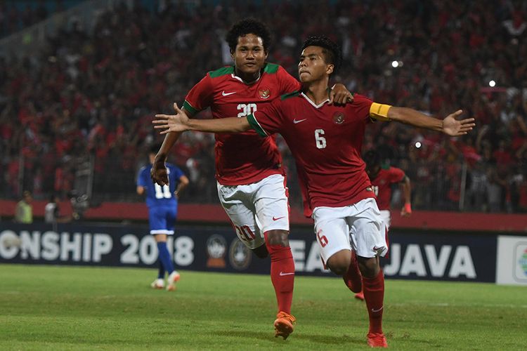 Pesepak bola Indonesia U-16 David Maulana (kanan) melakukan selebrasi ketika berhasil melakukan tendangan penalti saat laga melawan Filipina U-16 pada penyisihan grup A Piala AFF U-16 di Gelora Delta Sidoarjo, Sidoarjo, Jawa Timur, Minggu (29/7/2018). Indonesia menang atas Filipina dengan skor 8-0.