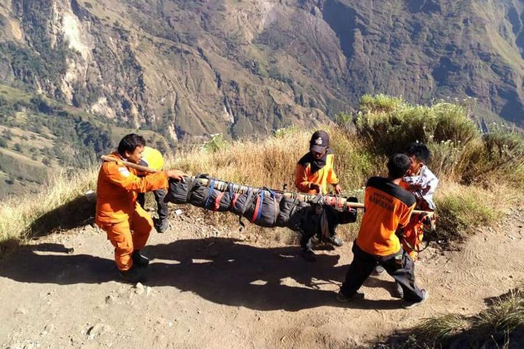 Anggota tim SAR gabungan mengevakuasi jenazah korban pendaki Gunung Rinjani asal Makassar, Muhammad Ainul Takzim, di Pelawangan Sembalun, Kecamatan Sembalun, Selong, Lombok Timur, NTB, Selasa (31/7/2018). Muhammad diduga meninggal dunia karena tertimpa longsor bebatuan akibat gempa yang melanda Lombok pada Minggu lalu ketika beranjak dari Danau Segara Anak, Gunung Rinjani.