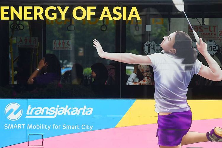 Bus Transjakarta berhias tema Asian Games 2018 melintas di Jalan Jenderal Sudirman Jakarta, Kamis (7/6/2018). Ornamen, hiasan, dan mural bertema Asian Games mewarnai Jakarta dari pusat kota hingga pelosok perkampungan guna menyambut pesta olahraga terbesar Asia yang akan digelar pada 18 Agustus hingga 2 September 2018 tersebut.