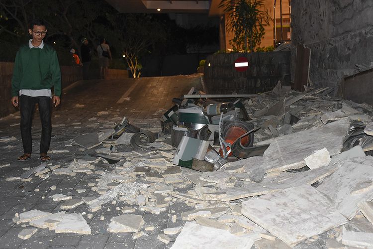Seorang warga melintasi runtuhan tembok papan nama Hotel Santika akibat gempa bumi berkekuatan 7 skala richter (SR) di Mataram, NTB, Minggu (5/8/2018). Badan Penanggulangan Bencana Daerah (BPBD) NTB mendapatkan laporan sementara jumlah korban meninggal dunia akibat gempa bumi berkekuatan 7 SR sampai dengan pukul 03.20 Wita, Senin 6 Agustus ini, sebanyak 82 orang.