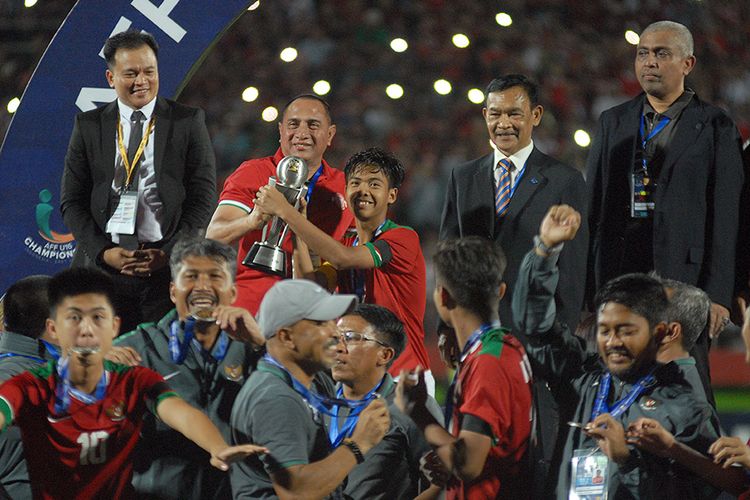 Ketua Umum PSSI Edy Rahmayadi (kedua kiri) menyerahkan Piala AFF U-16 kepada pesepak bola Indonesia David Maulana (tengah) usai pertandingan final Piala AFF U-16 di Stadion Gelora Delta Sidoarjo, Jawa Timur, Sabtu (11/8/2018). Timnas U-16 Indonesia keluar sebagai juara Piala AFF U-16 2018 setelah mengalahkan Thailand lewat babak adu penalti dengan skor 4-3