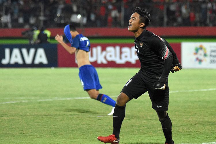 Penjaga gawang timnas Indonesia Ernando Ari Sutaryadi (kanan) melakukan selebrasi usai berhasil menepis tendangan pinalti pesepak bola Thailand dalam pertandingan final Piala AFF U-16 di Stadion Gelora Delta Sidoarjo, Jawa Timur, Sabtu (11/8/2018). Timnas U-16 Indonesia keluar sebagai juara Piala AFF U-16 2018 setelah mengalahkan Thailand lewat babak adu penalti dengan skor 4-3