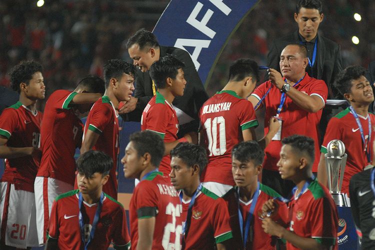 Ketua Umum PSSI Edy Rahmayadi (kedua kanan) mengalungkan medali kepada pesepak bola Indonesia U-16 usai pertandingan final Piala AFF U-16 di Stadion Gelora Delta Sidoarjo, Jawa Timur, Sabtu (11/8/2018). Timnas U-16 Indonesia keluar sebagai juara Piala AFF U-16 2018 setelah mengalahkan Thailand lewat babak adu penalti dengan skor 4-3