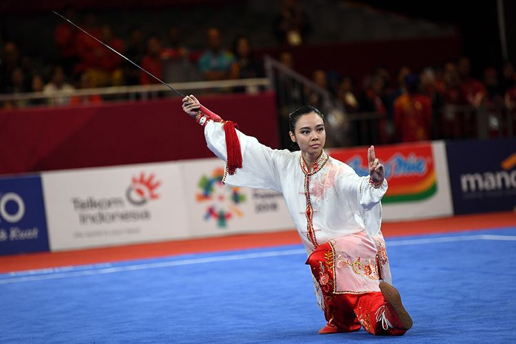 Atlet Indonesia Lindswell beraksi pada nomor Taijijian Putri Wushu Asian Games 2018 di JIExpo, Kemayoran, Jakarta, Senin (20/8/2018). Lindswell mempersembahkan emas kedua bagi kontingen Merah Putih usai berlaga dalam nomor Taijijian, meraih nilai tertinggi dengan total skor 9,75.