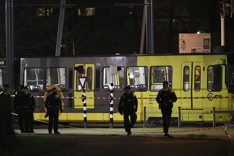 Polisi melakukan pengamanan di sekitar lokasi penembakan trem di kawasan 24 Oktoberplein, Utrecht, Belanda, Senin (18/3/2019). Insiden penembakan tersebut menyebabkan 3 orang tewas dan otoritas penegak hukum tengah memburu pelaku yang diduga bernama Tanis, pria keturunan Turki berusia 37 tahun.