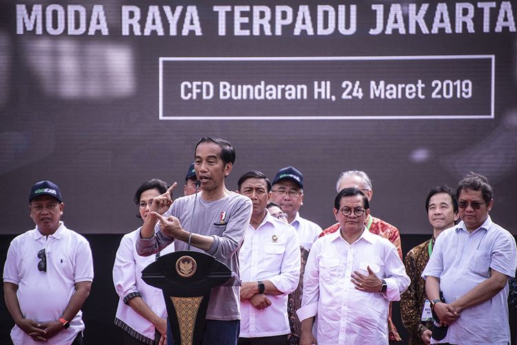 Presiden Joko Widodo (tengah) memberikan sambutan dalam acara Peresmian MRT Jakarta, di kawasan Bundaran HI, Jakarta, Minggu (24/3/2019). Moda Raya Terpadu (MRT) Jakarta Fase 1 dengan rute Bundaran HI - Lebak Bulus resmi beroperasi.