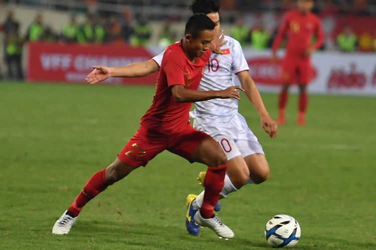 Pesepak bola tim nasional U-23 Indonesia Sani Riski (kiri) berupaya melewati pesepak bola tim nasional U-23 Vietnam Truong Van Thay Qui (kanan), pada pertandingan sepak bola Grup K kualifikasi Piala Asia U-23 AFC 2020, di Stadion Nasional My Dinh, Hanoi, Vietnam, Minggu (24/3/2019). Tmnas u-23 Indonesia kalah 1-0 dari Vietnam dan dipastikan tersingkir dari kualifikasi Piala Asia U-23 2020.