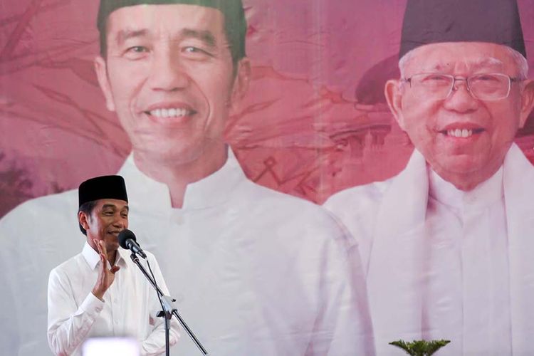 Calon Presiden petahana nomor urut 01 Joko Widodo berpidato saat kampanye terbuka di Lhokseumawe, Aceh, Selasa (26/3/2019). Dalam kampanye yang dihadiri ribuan pendukung, parpol pengusung, dan para ulama, Jokowi menyatakan optimistis bersama masyarakat Aceh bisa memenangkan suara pada pemilihan presiden 17 April mendatang.