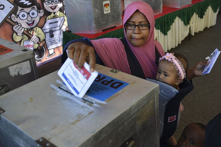 Warga mengikuti simulasi pemungutan suara Pemilu 2019 di Banda Aceh, Sabtu (6/4/2019). Simulasi yang digelar Komisi Independen Pemilihan (KIP) Aceh dan KIP Banda Aceh itu bertujuan untuk memberikan gambaran tentang cara pemungutan dan penghitungan suara sekaligus memperkuat kesiapan Panitia Pemilihan Kecamatan (PPK) dan Panitia Pemungutan Suara (PPS) dalam Pemilu 2019.