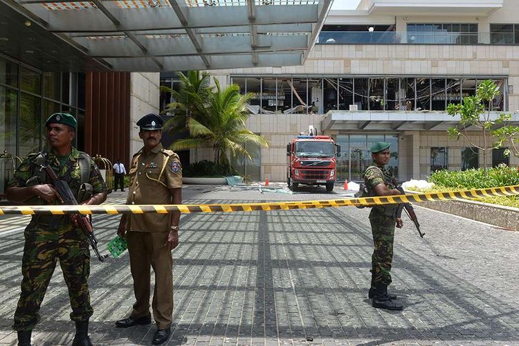Situasi pengamanan pasca-ledakan yang terjadi di sebuah area di Shangri-La Hotel, Kolombo, Sri Lanka, Minggu (21/4/2019). Setidaknya 137 orang tewas dan lebih dari 200 orang lainnya terluka akibat ledakan bom di tiga gereja dan tiga hotel di Sri Lanka saat umat Kristen merayakan Paskah.