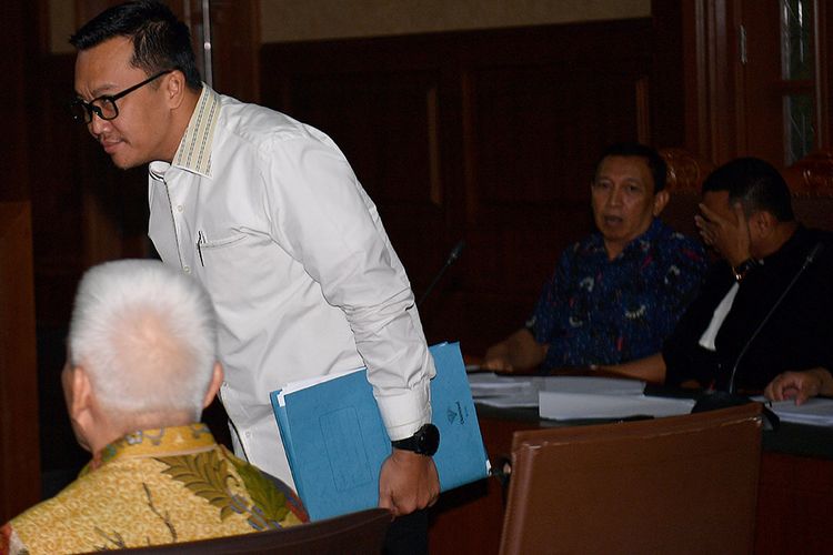 Menpora Imam Nahrawi (kedua kiri) dan Bendahara Umum KONI Johnny E Awuy (duduk kiri) menjadi saksi dalam sidang kasus dugaan suap dana hibah KONI dengan terdakwa Sekjen KONI Ending Fuad Hamidy (kedua kanan) di Pengadilan Tipikor, Jakarta, Senin (29/4/2019). Ending Fuad Hamidy didakwa menyuap Deputi IV Bidang Peningkatan Prestasi Olahraga Kemenpora Mulyana, pejabat pembuat komitmen (PPK) pada Kemenpora Adhi Purnomo dan staf Kemenpora Eko Triyanto.