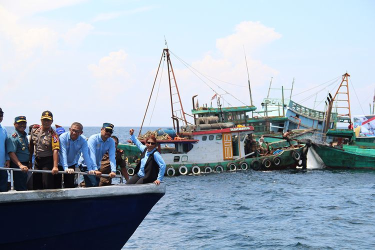 Menteri Kelautan dan Perikanan Susi Pudjiastuti (kanan) didampingi Wakil Kepala Staf Angkatan Laut Laksamana Madya TNI Wuspo Lukito (kedua kanan), Gubernur Kalimantan Barat Sutarmidji (ketiga kanan) dan Kapolda Kalbar Irjen Pol Didi Haryono (keempat kanan) berada di depan sejumlah kapal nelayan Vietnam saat penenggelaman di Pulau Datuk, Kabupaten Mempawah, Kalimantan Barat, Sabtu (4/5/2019). Kementerian Kelautan dan Perikanan menenggelamkan 13 dari 51 kapal nelayan asing asal Vietnam yang ditangkap karena mencuri ikan di Perairan Indonesia.