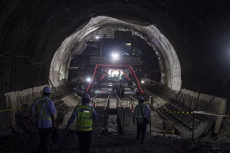 Pekerja melintas di dalam Tunnel Walini saat pengerjaan proyek Kereta Cepat Jakarta-Bandung di Kabupaten Bandung Barat, Jawa Barat, Selasa (14/5/2019). Pembangunan Proyek Kereta Cepat Jakarta - Bandung (KCJB) mencapai babak baru setelah Tunnel Walini di Jawa Barat berhasil ditembus yang pengerjaannya dilaksanakan selama 15 bulan, dengan panjang 608 meter menjadi tunnel pertama dari 13 tunnel KCJB lainnya yang berhasil ditembus.