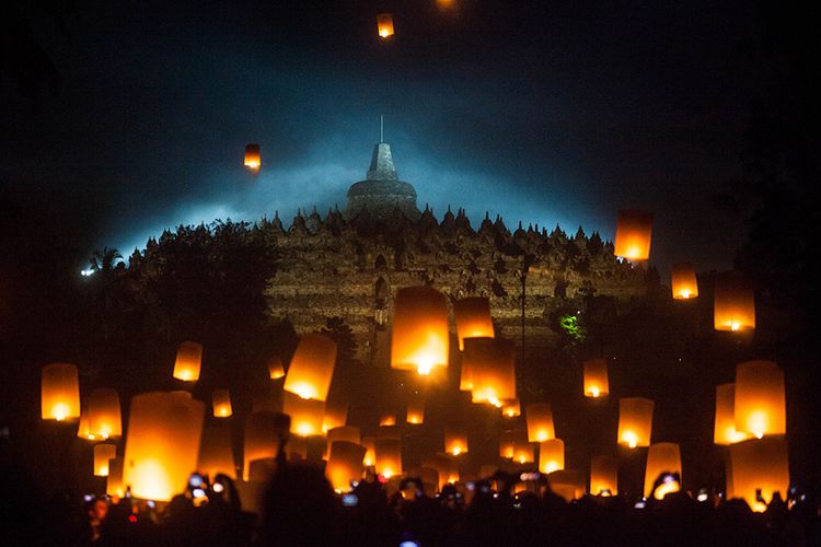 Pengunjung menerbangkan lampion perdamaian saat perayaan Waisak 2563 BE/2019 di Taman Lubini, Candi Borobudur, Magelang, Jawa Tengah, Minggu (19/5/2019). Pelepasan ribuan lampion itu merupakan simbol perdamaian serta menjadi rangkaian perayaan Tri Suci Waisak.