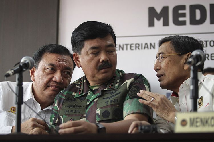 Menko Polhukam Wiranto (kanan) bersama Panglima TNI Marsekal TNI Hadi Tjahjanto (tengah) dan Kepala BIN Budi Gunawan (kiri) saat menyampaikan perkembangan pascakerusuhan di Jakarta dini hari tadi, di kantor Kemenko Polhukam, Jakarta, Rabu (22/5/2019). Menko Polhukam mengatakan Pemerintah sudah mengetahui dalang dari aksi kerusuhan yang terjadi setelah unjuk rasa di depan Bawaslu dan memastikan aparat keamanan akan menindak tegas secara hukum.