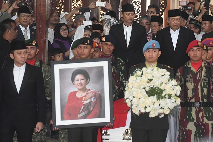 Presiden ke-6 RI Susilo Bambang Yudhoyono (kanan) beserta beserta kedua anaknya Agus Harimurti Yudhoyono (kedua kanan) dan Edhie Baskoro Yudhoyono (kiri) bersiap mengikuti upacara militer pelepasan jenazah almarhumah Ani Yudhoyono di Cikeas, Bogor, Jawa Barat, Minggu (2/6/2019).