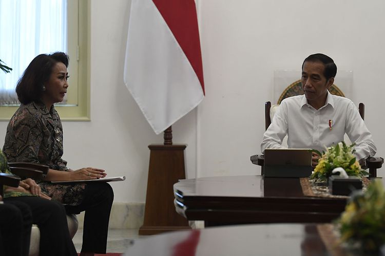 Presiden Joko Widodo (kanan) menerima Ketua Panitia Seleksi calon pimpinan Komisi Pemberantasan Korupsi (KPK) periode 2019-2023 Yenti Ganarsih (kiri) bersama anggota di Istana Merdeka, Jakarta, Senin (17/6/19). Presiden berharap Pansel KPK menghasilkan calon pimpinan KPK dengan kemampuan managerial dan menguasai dinamika pemberantasan korupsi.