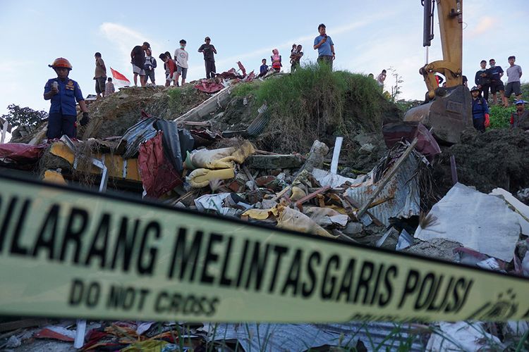 Petugas dan warga berada dilokasi temuan jenazah korban bencana gempa dan likuefaksi yang ditemukan di Kelurahan Petobo, Palu, Sulawesi Tengah, Minggu (16/6/2019). Sejumlah jenazah korban bencana gempa dan likuefaksi yang terjadi pada 28 September 2018 silam ditemukan tertimbun tanah dan reruntuhan bangunan.