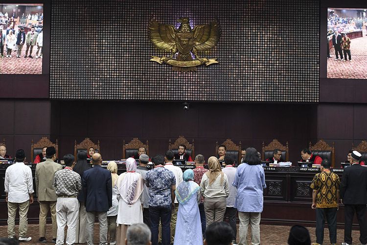 Sejumlah saksi dan ahli dari pihak pemohon diambil sumpahnya  saat sidang Perselisihan Hasil Pemilihan Umum (PHPU) presiden dan wakil presiden di Gedung Mahkamah Konstitusi, Jakarta, Rabu (19/6/2019). Sidang tersebut beragendakan mendengarkan keterangan saksi dan ahli dari pihak pemohon.