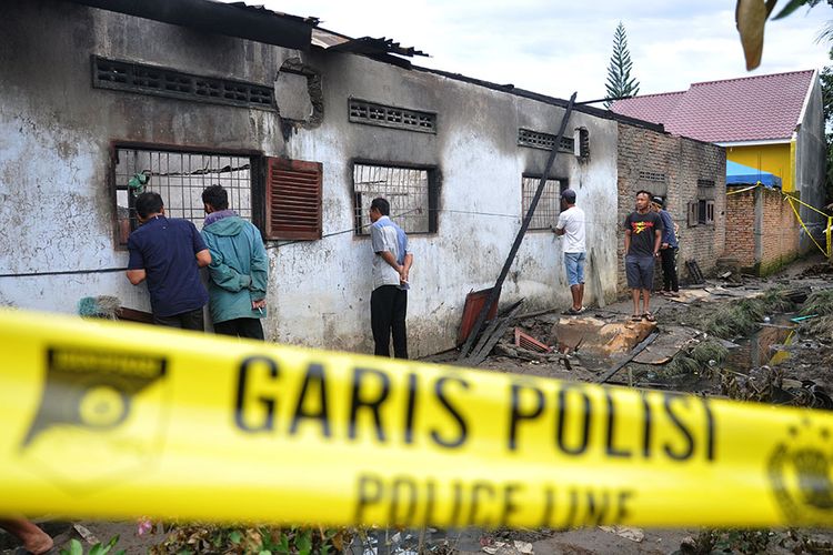 Warga mengerumuni lokasi rumah yang dijadikan pabrik pembuat korek gas (mancis) pascakebakaran di Desa Sambirejo, Kecamatan Binjai, Kabupaten Langkat, Sumatera Utara, Sabtu (22/6/2019). Peristiwa kebakaran yang menewaskan 30 orang itu masih dalam penyelidikan pihak berwenang.