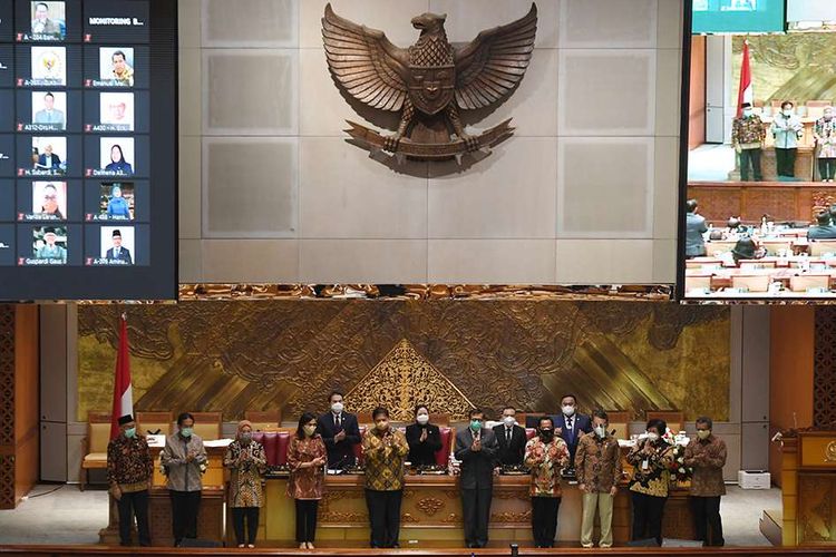 Menko Perekonomian Airlangga Hartarto (kelima kiri) bersama Menkumham Yasonna Laoly (kelima kanan), Menteri Keuangan Sri Mulyani (keempat kiri), Mendagri Tito Karnavian (keempat kanan), Menaker Ida Fauziyah (ketiga kiri), Menteri ESDM Arifin Tasrif (ketiga kanan), Menteri ATR/Kepala BPN Sofyan Djalil (kedua kiri) dan Menteri LHK Siti Nurbaya (kedua kanan) berfoto bersama dengan pimpinan DPR usai pengesahan UU Cipta Kerja pada Rapat Paripurna di Kompleks Parlemen, Senayan, Jakarta, Senin (5/10/2020). Dalam rapat paripurna tersebut, pemerintah dan DPR menyetujui Rancangan Undang-Undang Cipta Kerja untuk disahkan menjadi Undang-Undang.