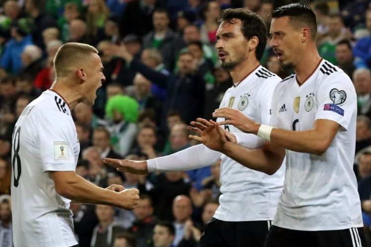 Joshua Kimmich, Mats Hummels, dan Sandro Wagner merayakan gol Jerman ke gawang Irlandia Utara pada kualifikasi Piala Dunia 2018, Kamis (5/10/2017) malam.
