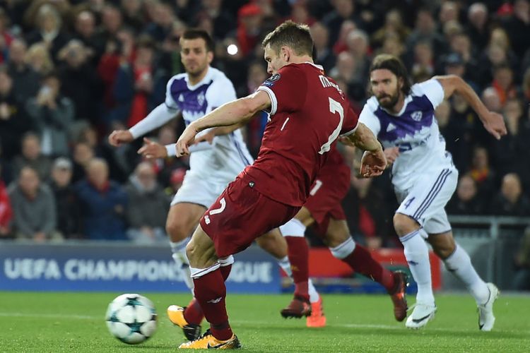 James Milner gagal mencetak gol bagi Liverpool setelah tendangan penaltinya membentur mistar gawang Maribor pada pertandingan Liga Champions di Anfield, Rabu (1/11/2017).