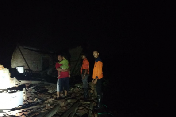 Petugas BPBD Kediri, Jawa Timur mengecek rumah yang roboh akibat puting beliung di Sonorejo, Grogol, Minggu (17/2/2019).