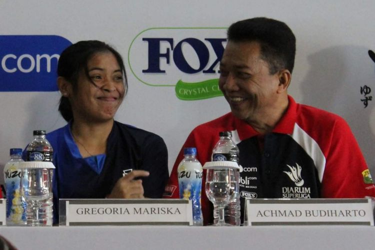 Pemain Mutiara Cardinal, Gregoria Mariska Tunjung (kiri), saat menghadiri konferensi pers Djarum Superliga Badminton 2019, di Hotel Intercontinental, Bandung, Jawa Barat, Minggu (17/2/2019).
