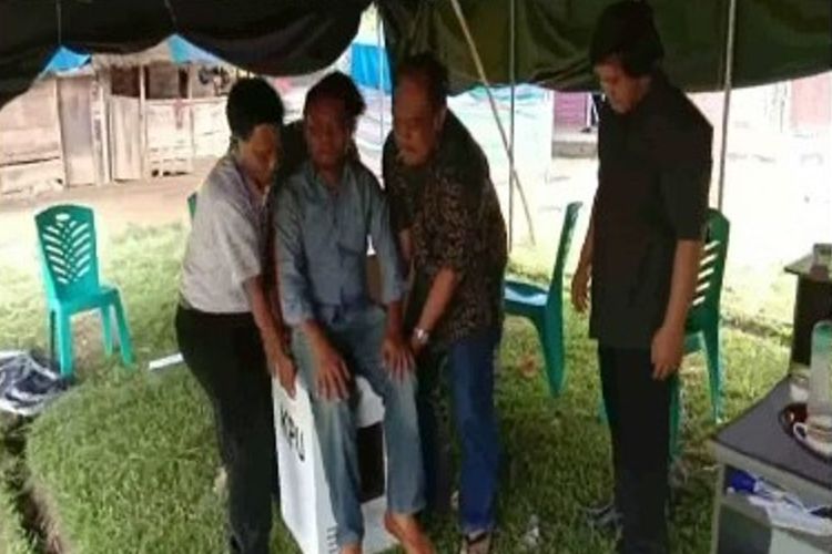 KPU Mamasa dan Bawaslu menuji kekuatan kotak suara kardus di halaman kantor KPU Mamasa, Sulawesi Barat, Kamis (20/12/2018).