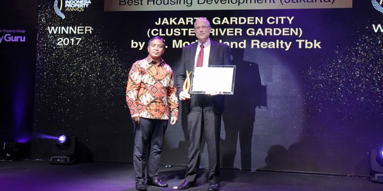 Sami Miettinen, Direktur Utama PT Mitra Sindo Sukses, menerima penghargaan di ajang PropertyGuru Indonesia Property Awards  2017, Kamis (12/10/2017).