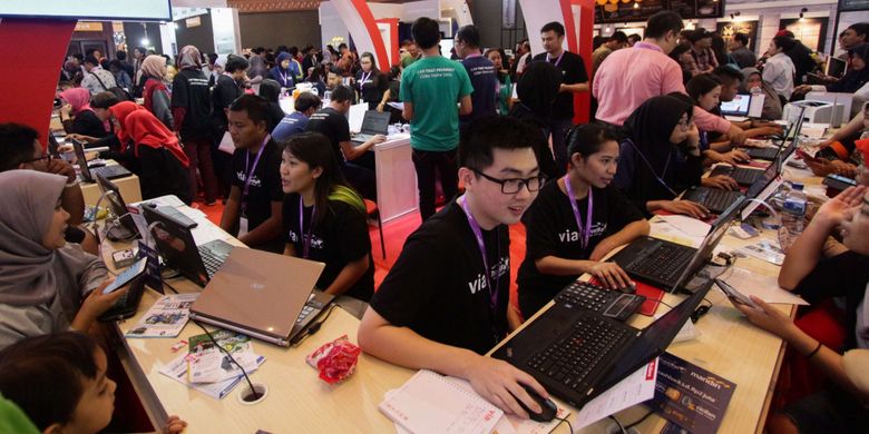 

Suasana pameran wisata Garuda Indonesia Travel Fair (GATF) 2018 di Jakarta Convention Center, Jumat (6/4/2018). Acara ini menawarkan tiket murah berbagai destinasi baik dalam maupun luar negeri.(MAULANA MAHARDHIKA) 