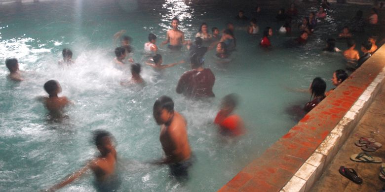 ?Ratusan warga Desa Sumber Jatipohon, Kecamatan Grobogan, Kabupaten Grobogan, Jawa Tengah berendam di kolam pemandian setempat mengikuti tradisi kungkum massal, Kamis (20/9/2018) dini hari sekitar pukul 00.30 WIB. ?