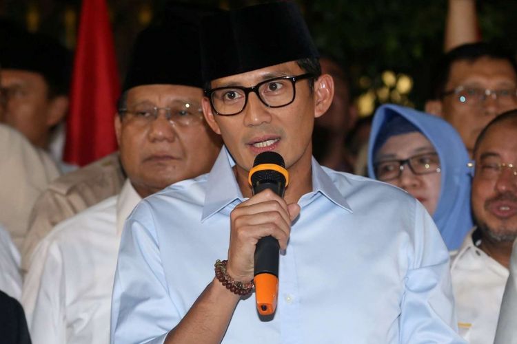 Wakil Gubernur DKI Jakarta Sandiaga Uno didampingi Ketua Umum Partai Gerindra Prabowo Subianto memberikan keterangan pers di kediaman Prabowo, Jalan Kertanegara, Jakarta, Kamis (9/8/2018). Prabowo dan Sandiaga Uno resmi maju mencalonkan diri sebagai pasangan capres dan cawapres pada Pilpres 2019