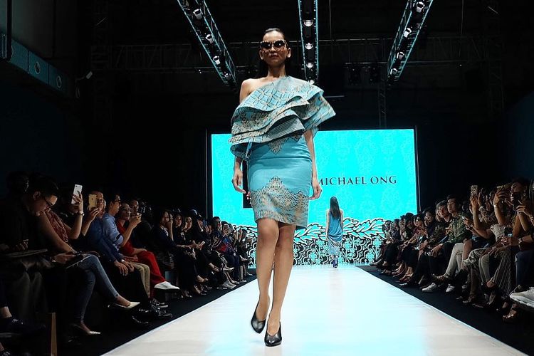 Fashion show koleksi Two in One kolaborasi desainer asal Malaysia Michael Ong dan Alleira Batik di panggung Plaza Indonesia Fashion Week, Senin (18/3/2019).