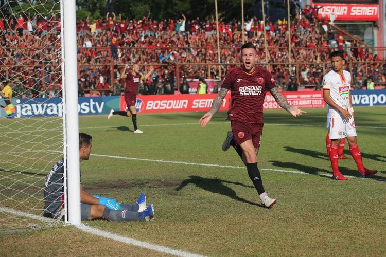 Aaron Evans merayakan golnya pada pertandingan final Piala Indonesia 2019 yang mempertemukan PSM Makassar vs Persija Jakarta di Stadiom Mattoangin, 6 Agustus 2019. 