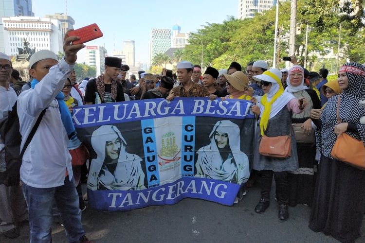 Massa asal Bogor dan Tangerang menuntut pembebasan Habib Bahar Bin Smith di dekat Gedung Mahkamah Konstitusi, Kamis (27/6/2019).