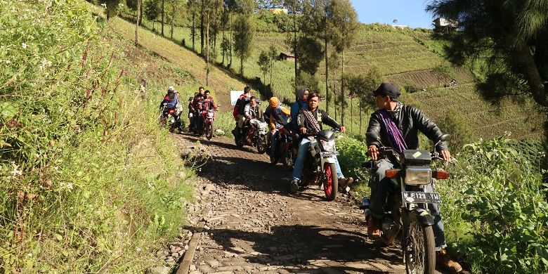 Pengojek motor mengantarkan wisatawan dari Puncak B29 di Desa Argosari, Kecamatan Senduro, Kabupaten Lumajang, Jawa Timur, Selasa (11/4/2017). Puncak B29 adalah salah satu sudut untuk menikmati momen matahari terbit di Lumajang.