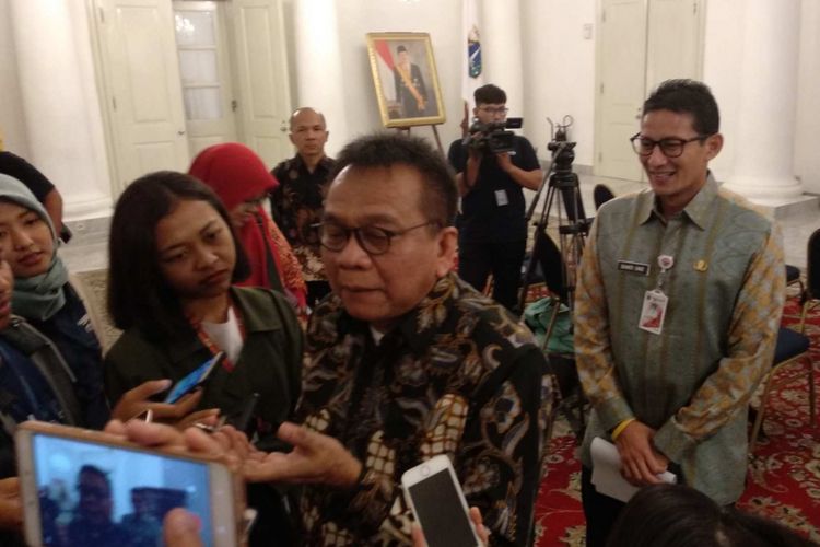 Wakil Gubernur DKI Jakarta Sandiaga Uno sedang mendengarkan Wakil Ketua DPRD DKI M Taufik diwawancara media di Balai Kota DKI Jakarta, Kamis (15/3/2018).