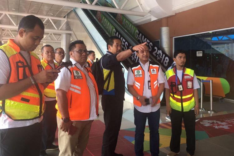 Dirut Angkasa Pura II (AP II) Muhammad Awaluddin (tengah) menunjuk sejumlah papan petunjuk yang perlu perbaikan di Bandara Sultan Mahmud Badaruddin II (SMB II) di Palembang, Sumatera Selatan, Kamis (16/8/2018)