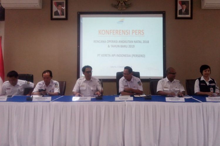 Direktur PT Kereta Api Indonesia (PT KAI) Edi Sukmoro memberi keterangan dalam konferensi pers di Jakarta Railway Center (JRC), Jakarta Pusat, Senin (3/12/2018).