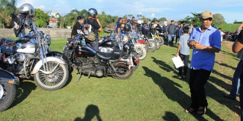 Puluhan Harley Davidson beristirahat di Benteng Marlborough, Kota Bengkulu, Minggu (23/4/2017).