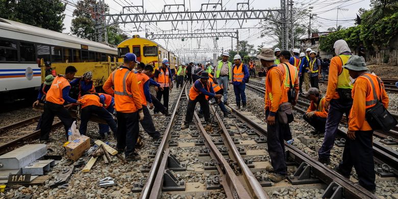 Petugas gabungan dari PT KAI Daop 1 Jakarta dan PT KCI melakukan evakuasi gerbong kereta rel listrik (KRL) nomor 1507 rute Bogor - Angke yang anjlok di wilayah Stasiun Manggarai, Jakarta Selatan, Selasa (3/10/2017). Tidak ada korban dalam peristiwa tersebut tetapi menyebabkan terjadinya penumpukan penumpang dan terganggunya perjalanan KRL di sejumlah stasiun.