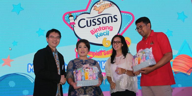 Senior Group Brand Manager, PZ Cussons Indonesia Bunadi Wijaya; Psikolog Roslina Verauli; Senior Division Head Corporate Communication Super Indo Yuvlinda Susanta; dan Ketua Pelaksana Yayasan Kick Andy Ali Sadikin berpose bersama dalam acara diskusi media dengan topik ?Kenali Impian & Kembangkan Bakat dari Generasi Alfa?, di Jakarta (24/2).
