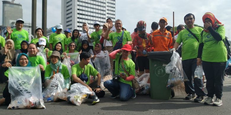 Universitas Budi Luhur dan Akademi Sekretari Budi Luhur menggelar aksi simpatik memungut sampah pada Car Free Day di ruas Sudirman pada Minggu 16 Desember 2018.